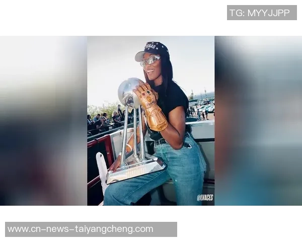 阿贾戴荣获三项大奖四年三冠荣耀无限手套庆祝夺冠游行 阿贾戴荣获三项大奖四年三冠荣耀无限手套庆祝夺冠游行